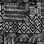 Detalhe do tecido da Camisa Vinser Obsidiana, evidenciando a estampa geométrica em preto e branco, a textura do tecido leve e o acabamento de alta qualidade.
