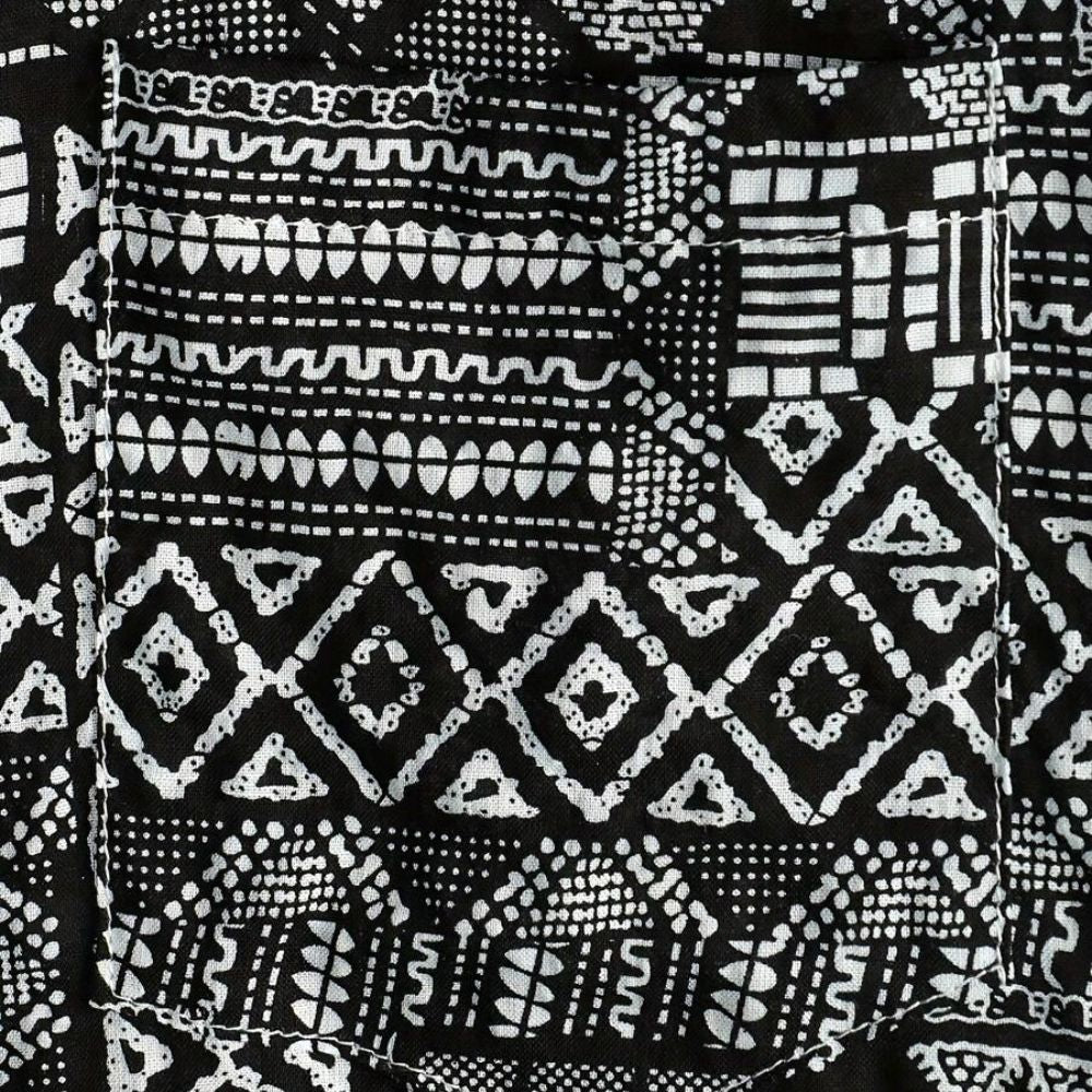 Detalhe do tecido da Camisa Vinser Obsidiana, evidenciando a estampa geométrica em preto e branco, a textura do tecido leve e o acabamento de alta qualidade.
