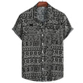 Vista frontal da Camisa Vinser Obsidiana com estampa geométrica em preto e branco, manga curta, gola tradicional e caimento leve, ideal para um visual moderno, sofisticado e confortável.