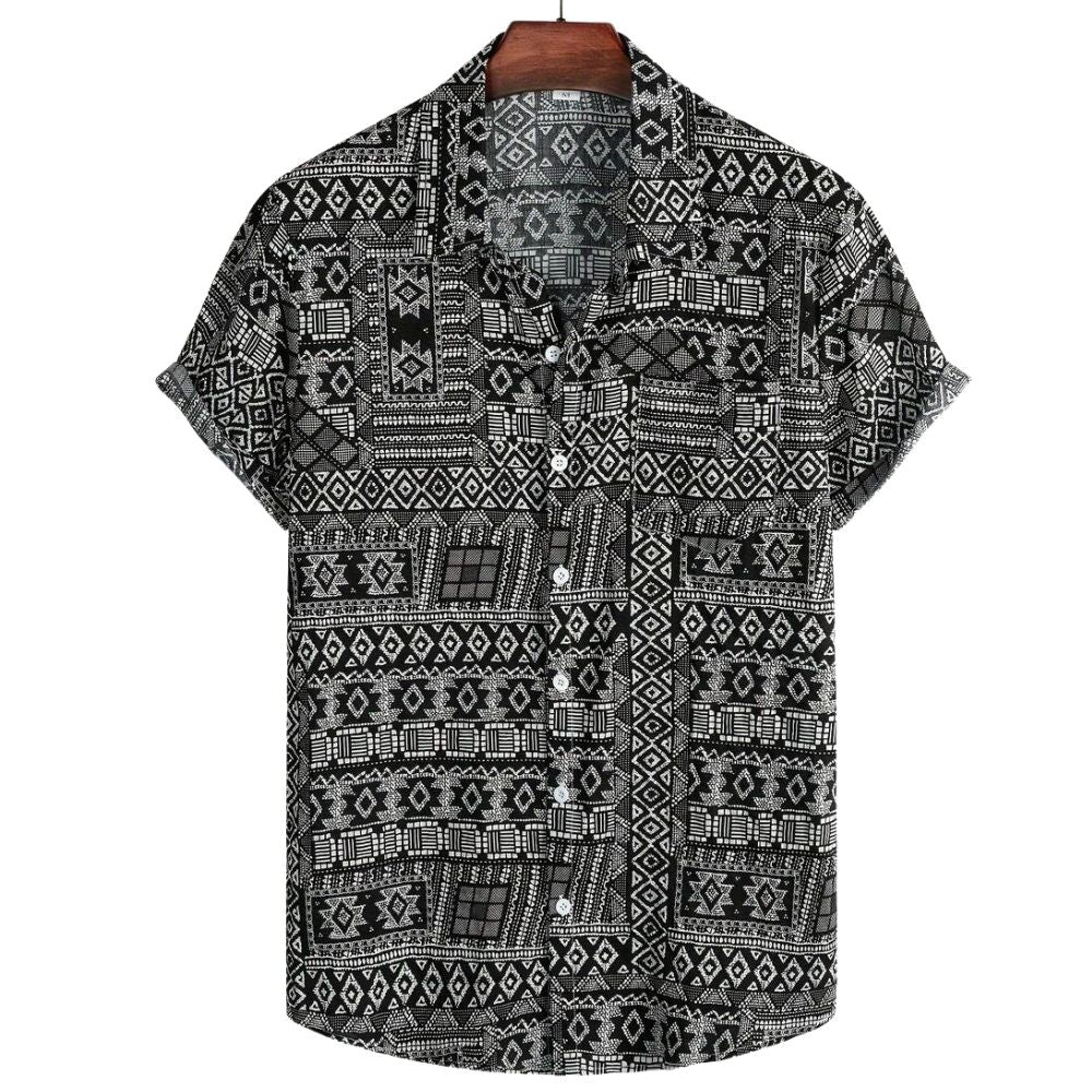 Vista frontal da Camisa Vinser Obsidiana com estampa geométrica em preto e branco, manga curta, gola tradicional e caimento leve, ideal para um visual moderno, sofisticado e confortável.