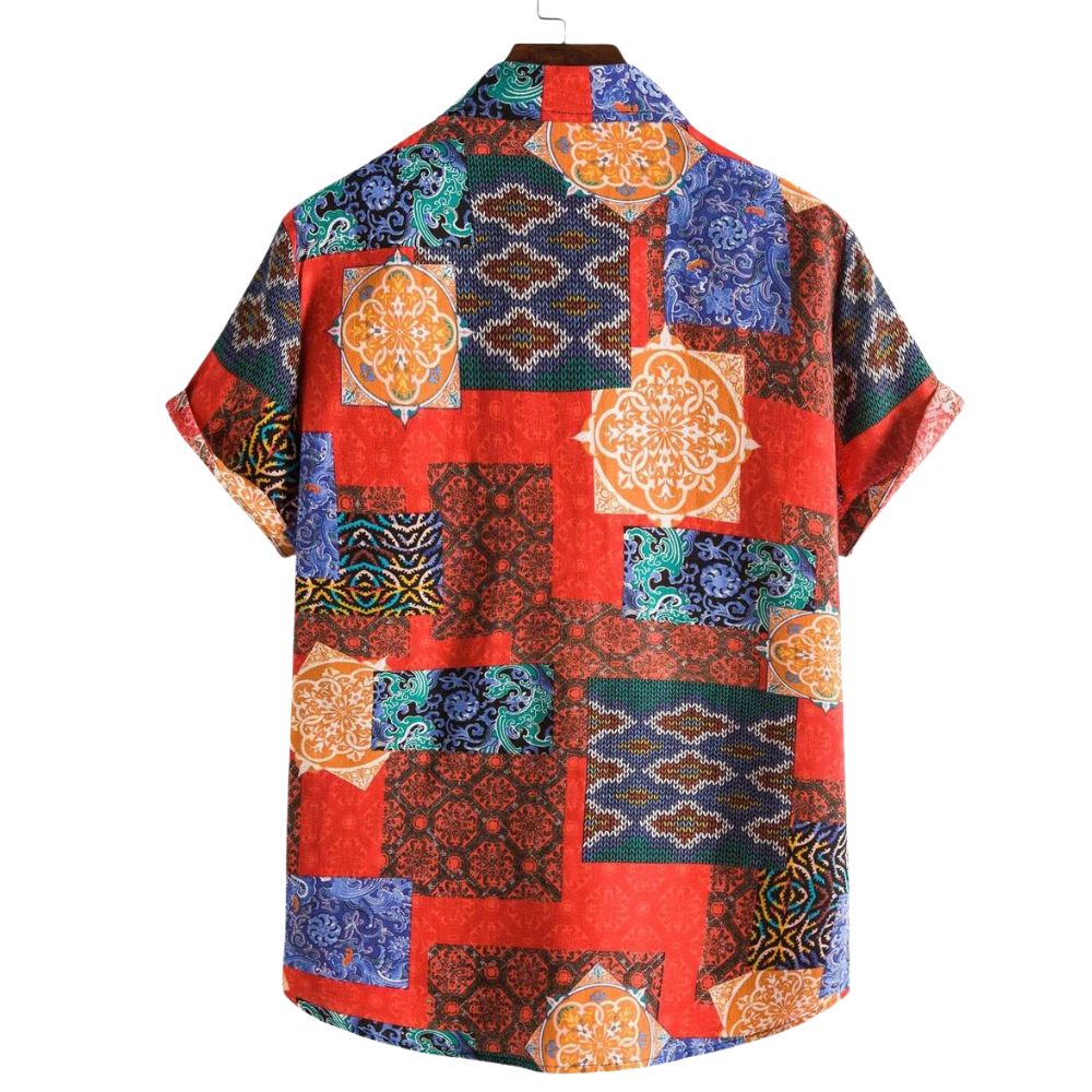Camisa masculina Vinser Olinda de manga curta com estampa patchwork colorida vista pela parte traseira.