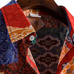 Detalhe da gola da camisa masculina Vinser Olinda com estampa patchwork colorida e acabamento interno.
