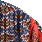 Detalhe do tecido da camisa masculina Vinser Olinda com estampa geométrica colorida em azul, vermelho, amarelo e branco.