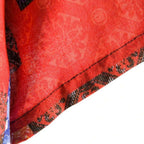 Detalhe do tecido da camisa masculina Vinser Olinda em vermelho, destacando a textura e o acabamento da estampa.