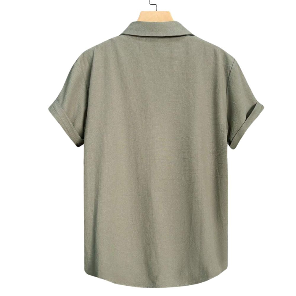 Vista traseira da Camisa Vinser Oliva na cor verde oliva, manga curta, tecido leve, caimento confortável e acabamento refinado para um visual casual elegante.