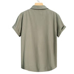 Vista traseira da Camisa Vinser Oliva na cor verde oliva, manga curta, tecido leve, caimento confortável e acabamento refinado para um visual casual elegante.