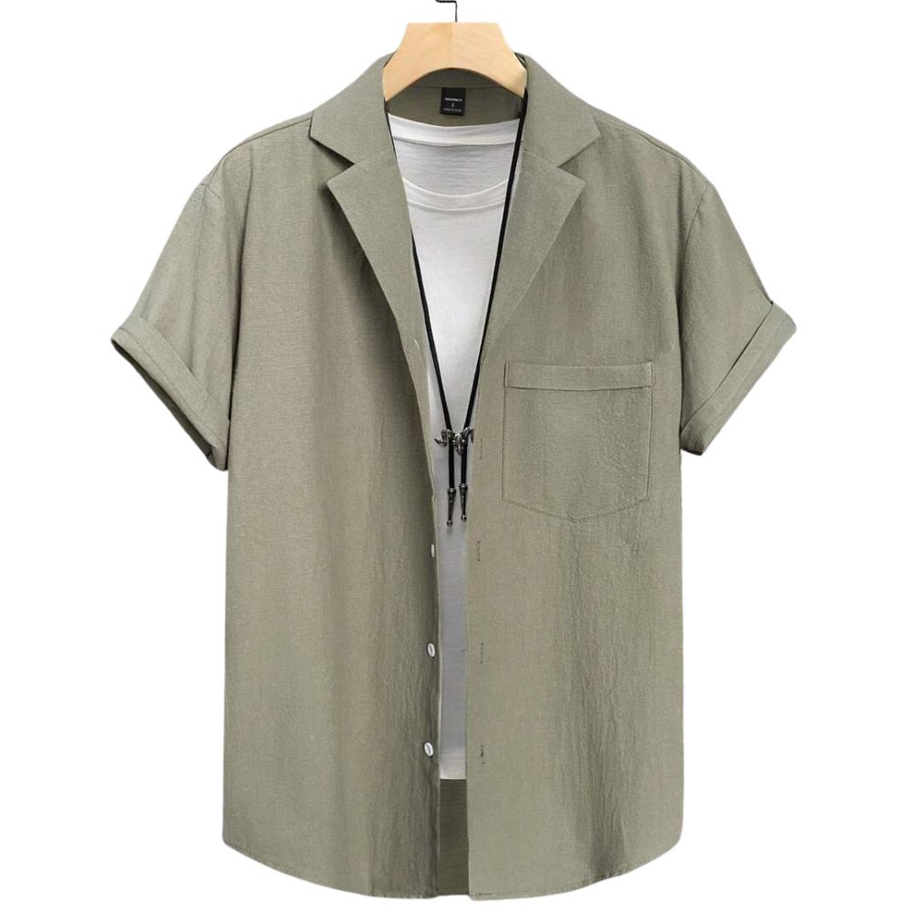 Vista frontal da Camisa Vinser Oliva em tom verde oliva, manga curta, gola tradicional, bolso frontal e caimento leve, ideal para um visual casual sofisticado, versátil e confortável.