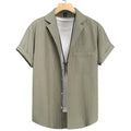 Vista frontal da Camisa Vinser Oliva em tom verde oliva, manga curta, gola tradicional, bolso frontal e caimento leve, ideal para um visual casual sofisticado, versátil e confortável.