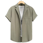 Vista frontal da Camisa Vinser Oliva em tom verde oliva, manga curta, gola tradicional, bolso frontal e caimento leve, ideal para um visual casual sofisticado, versátil e confortável.