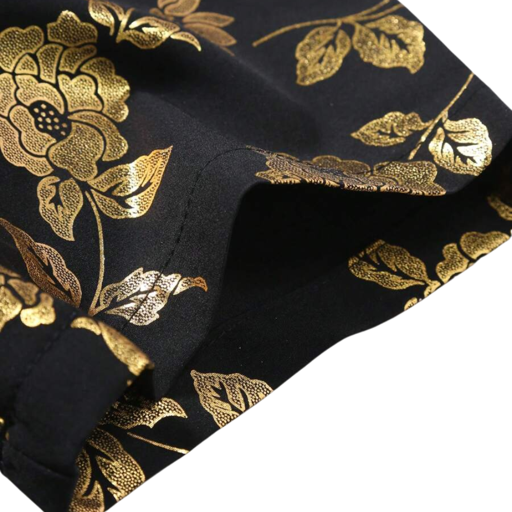 Detalhe da estampa floral dourada e acabamento da manga da Camisa Vinser Ouro Preto