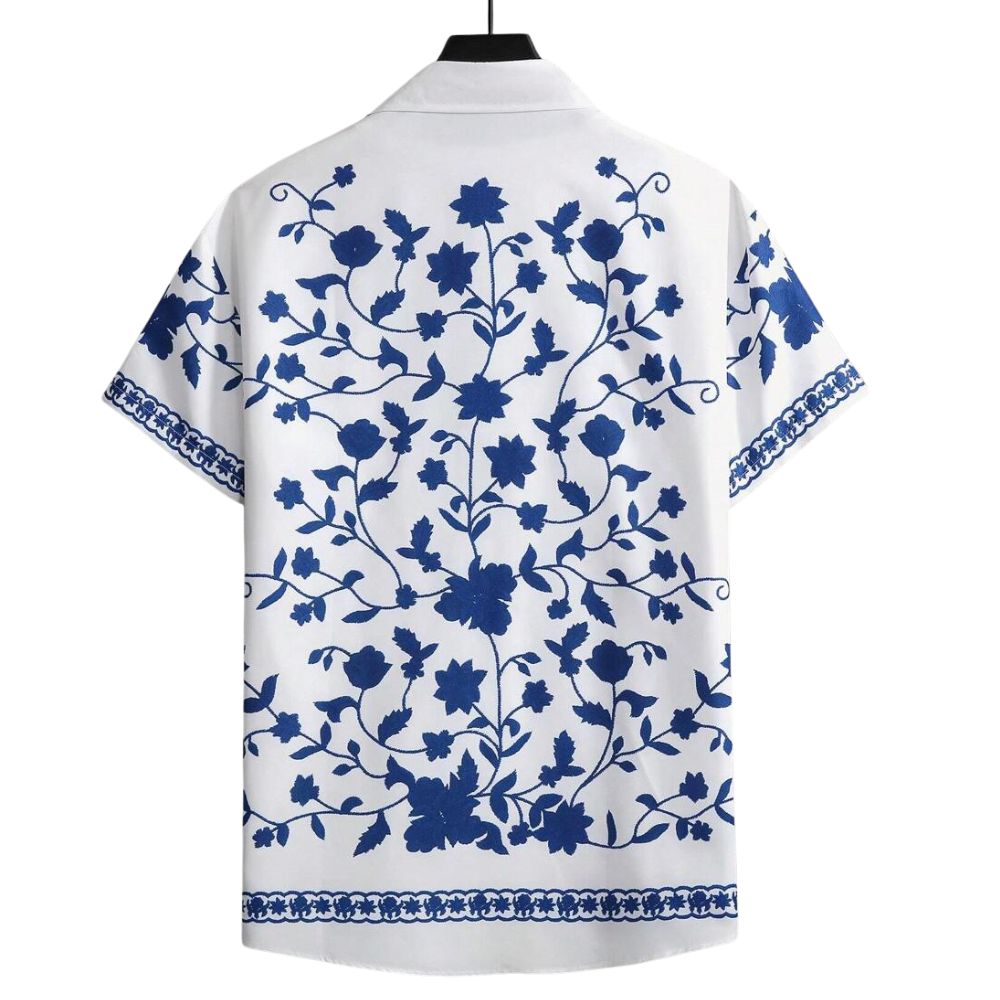 Vista traseira da camisa masculina Vinser Pajuçara branca com estampa floral azul, manga curta e acabamento premium.
