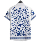 Vista traseira da camisa masculina Vinser Pajuçara branca com estampa floral azul, manga curta e acabamento premium.
