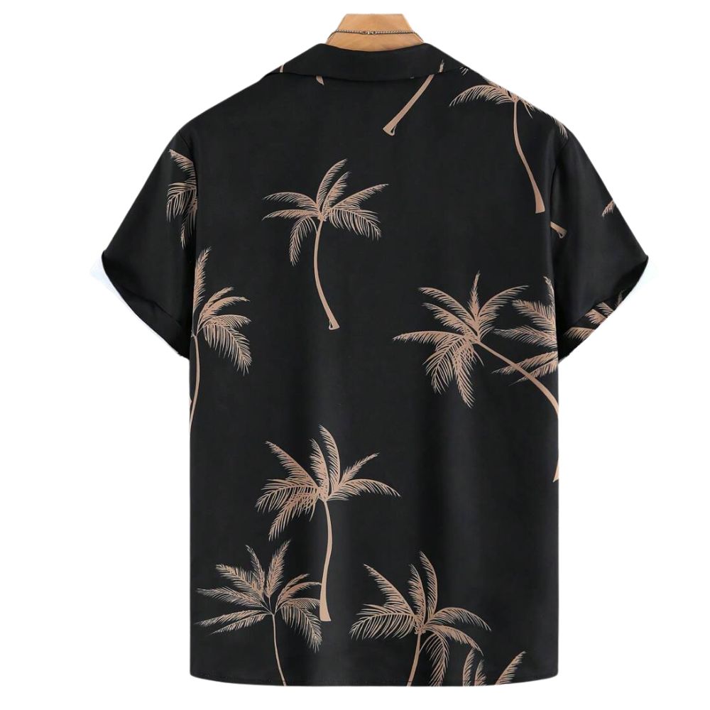 Camisa masculina Vinser Palm Noir vista traseira, com estampa de palmeiras em tons terrosos sobre fundo preto, modelagem de manga curta, gola cubana e caimento leve.