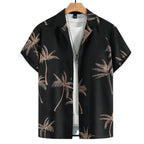 Camisa masculina Vinser Palm Noir vista frontal, com estampa de palmeiras em tons terrosos sobre fundo preto, modelagem de manga curta, gola cubana e caimento leve.