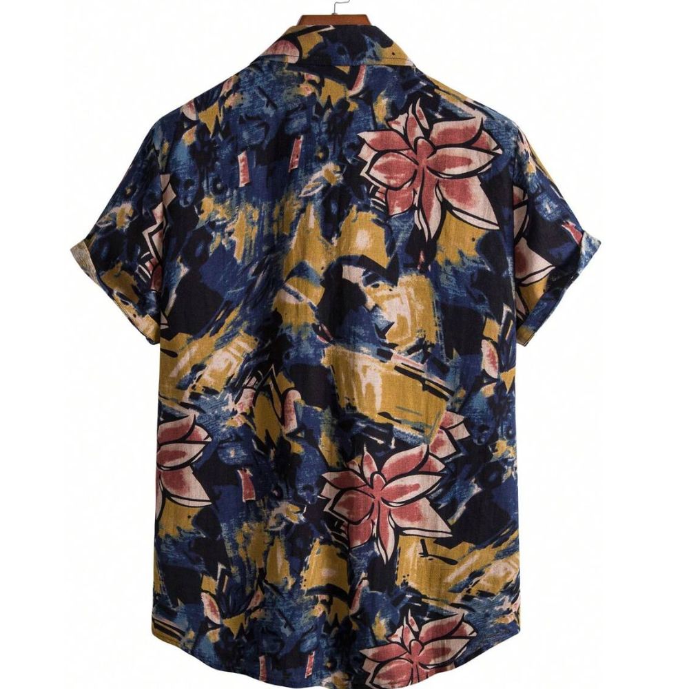 Camisa masculina Vinser Paraty azul-marinho com estampa tropical abstrata em tons de azul, mostarda e rosa, vista traseira, manga curta e acabamento sofisticado.