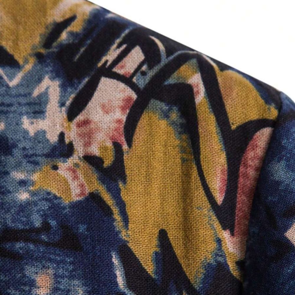 Detalhe da estampa da camisa masculina Vinser Paraty em azul-marinho, mostarda e tons rosados, destacando a textura e o acabamento do tecido.