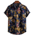 Camisa masculina Vinser Paraty azul-marinho com estampa tropical abstrata em tons de azul, mostarda e rosa, manga curta, gola tradicional e fechamento frontal por botões.