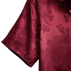 Detalhe da manga curta da camisa masculina Vinser Petrópolis em tom vinho, com estampa floral discreta e acabamento sofisticado.