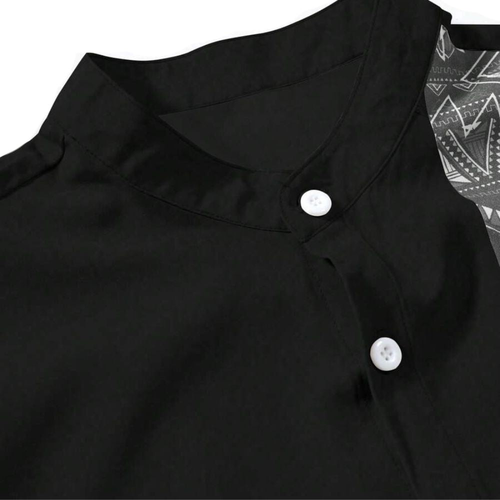 Detalhe da gola da camisa masculina Vinser Pipa preta com fechamento por botões e acabamento premium