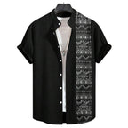 Camisa masculina Vinser Pipa preta com detalhe geométrico em branco na parte frontal e modelagem de manga curta