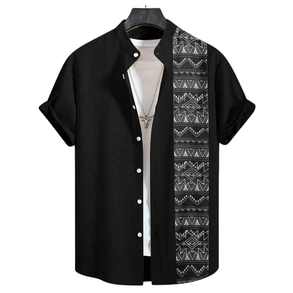 Camisa masculina Vinser Pipa preta com detalhe geométrico em branco na parte frontal e modelagem de manga curta