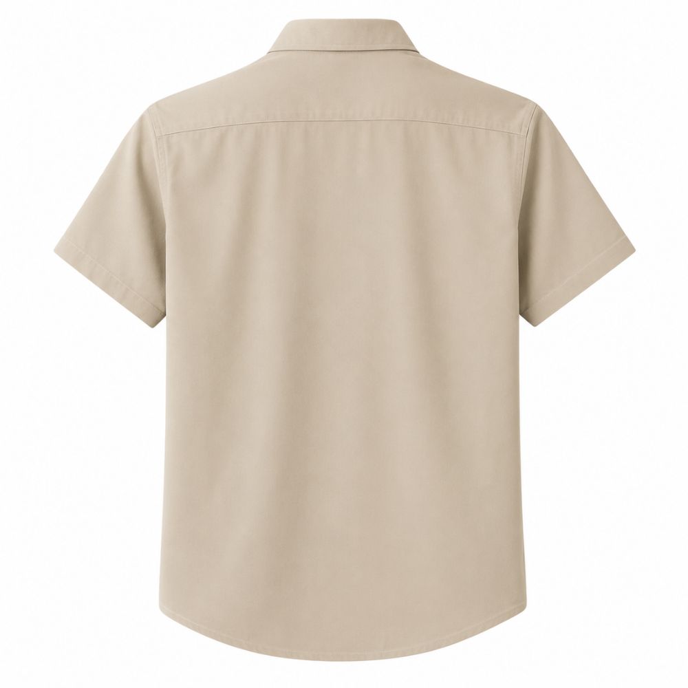 Vista traseira da Camisa Vinser Ponta Negra Bege com modelagem de manga curta, tecido leve na cor bege, caimento confortável e acabamento refinado, ideal para um visual casual elegante e sofisticado.