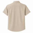Vista traseira da Camisa Vinser Ponta Negra Bege com modelagem de manga curta, tecido leve na cor bege, caimento confortável e acabamento refinado, ideal para um visual casual elegante e sofisticado.