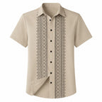 Vista frontal da Camisa Vinser Ponta Negra Bege com bordado geométrico vertical em preto e bege, modelagem de manga curta, gola tradicional, botões pretos, tecido leve e acabamento refinado, ideal para um visual casual sofisticado.