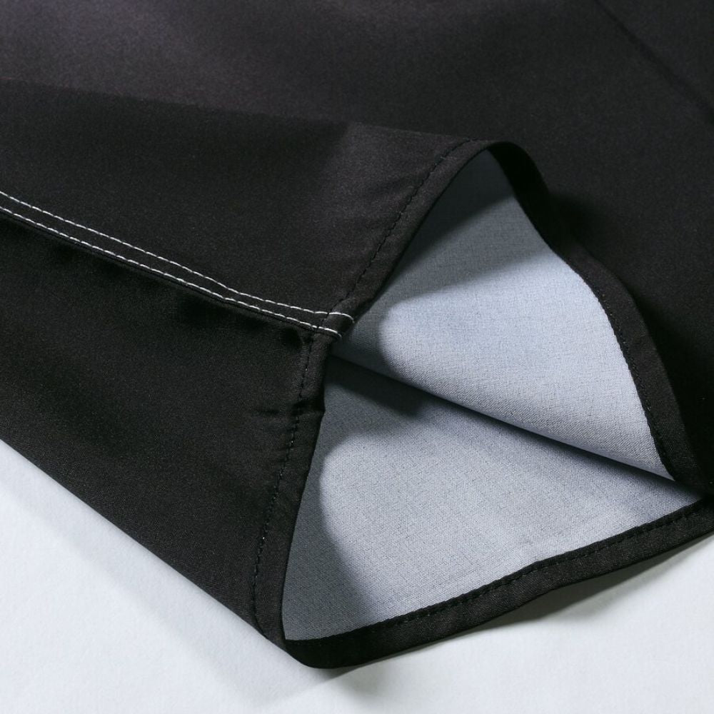 Detalhe do acabamento e costura da camisa masculina Vinser Pontado Sol em preto e branco.