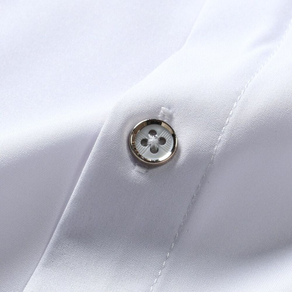 Detalhe do botão e acabamento da camisa masculina Vinser Pontado Sol em tecido branco.