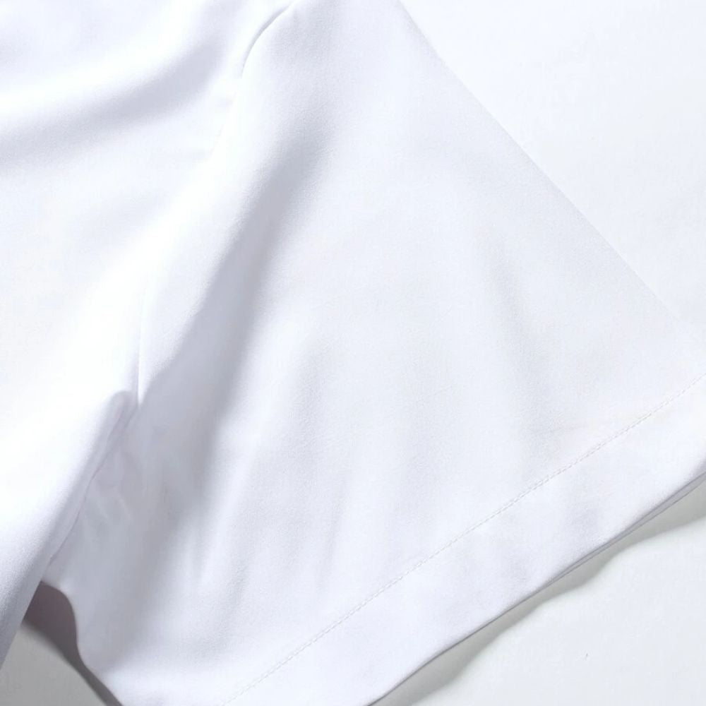Detalhe do tecido branco e acabamento da camisa masculina Vinser Pontado Sol.