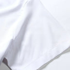 Detalhe do tecido branco e acabamento da camisa masculina Vinser Pontado Sol.