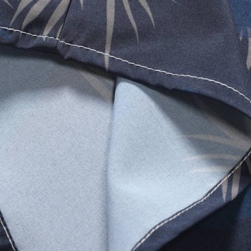 Detalhe da costura e do acabamento interno da camisa masculina Vinser Porto de Galinhas, evidenciando a qualidade da confecção e do tecido premium.