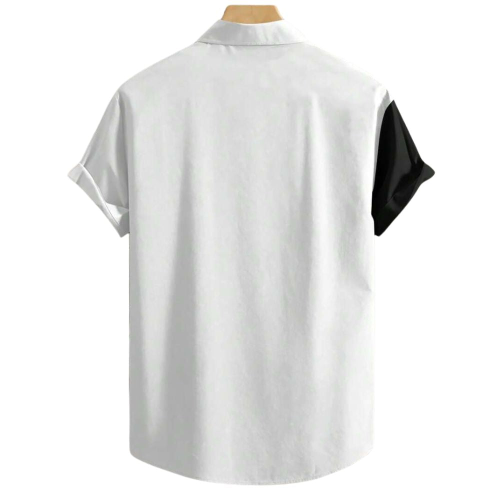 Vista traseira da Camisa Vinser Positano Branca com design bicolor em branco e preto, modelagem de manga curta, caimento leve e acabamento refinado, ideal para um visual moderno e sofisticado.