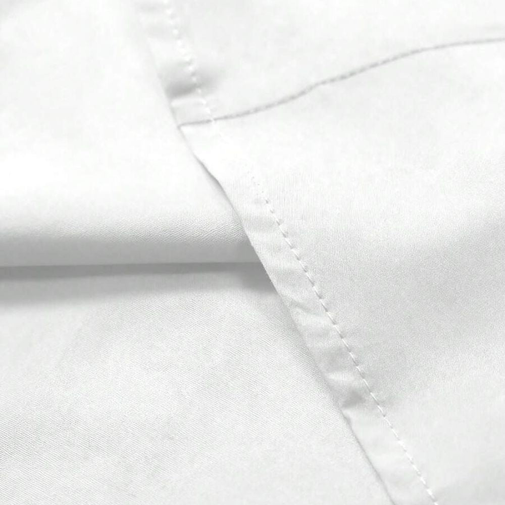 Detalhe do tecido da Camisa Vinser Positano Branca, destacando a textura suave, o acabamento refinado e o tecido leve e respirável, proporcionando conforto, elegância e excelente caimento.