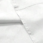 Detalhe do tecido da Camisa Vinser Positano Branca, destacando a textura suave, o acabamento refinado e o tecido leve e respirável, proporcionando conforto, elegância e excelente caimento.