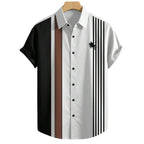 Vista frontal da Camisa Vinser Positano Branca com design em blocos nas cores branco, preto e marrom, listras verticais, manga curta, gola tradicional e caimento leve, ideal para um visual moderno, elegante e sofisticado.