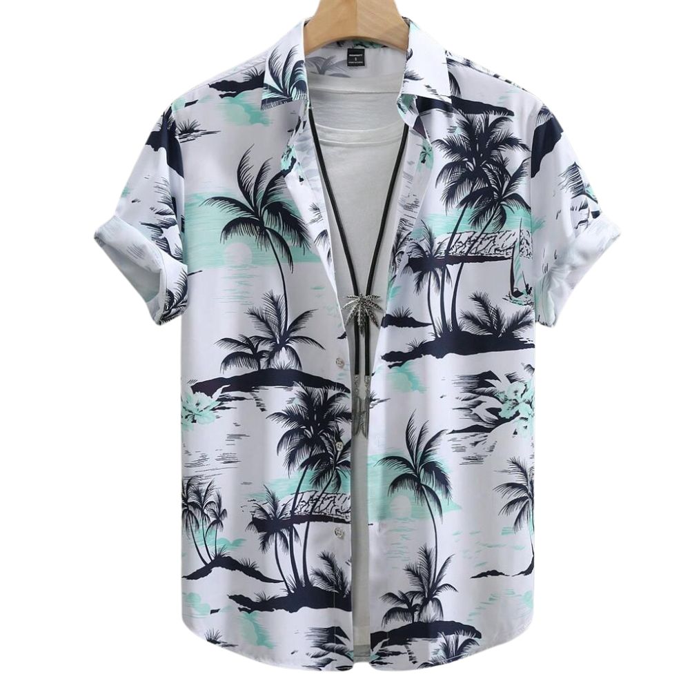Camisa masculina Vinser Praia do Forte estampada, vista frontal, com manga curta, fundo branco e estampa tropical de coqueiros em tons de preto e verde-água. Tecido leve, respirável e acabamento premium para um visual elegante e casual.