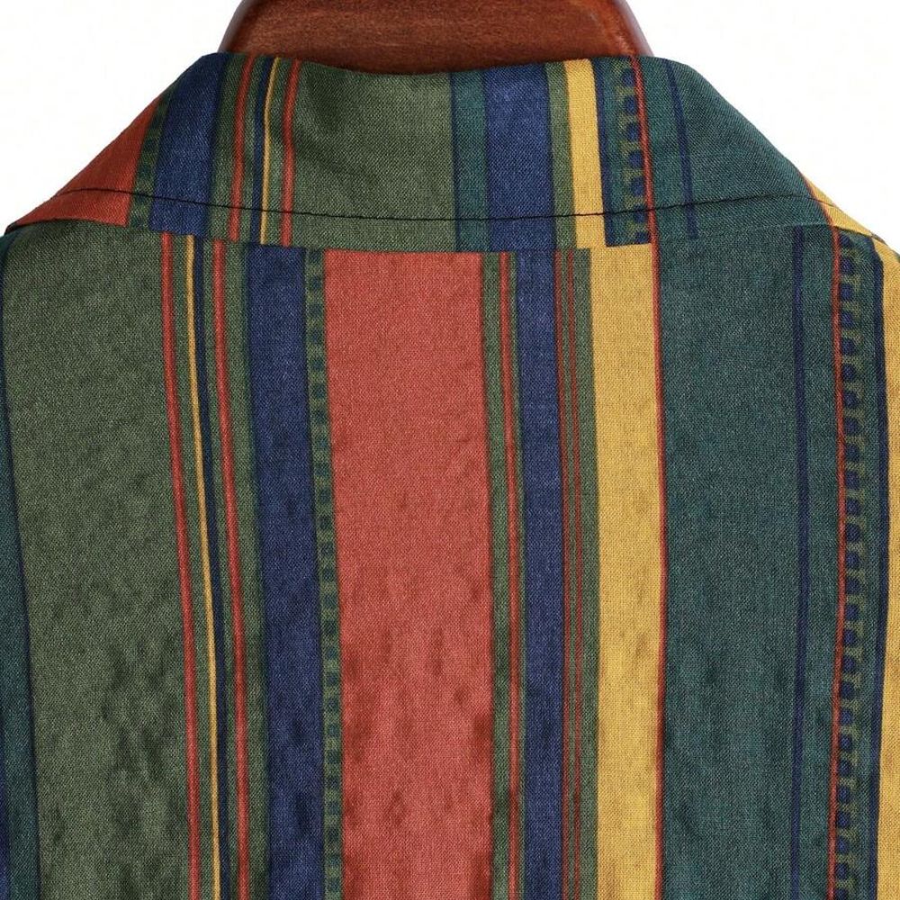 Detalhe das costas da Camisa Vinser Ravena com estampa listrada vertical em verde, azul, vermelho e amarelo