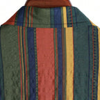 Detalhe das costas da Camisa Vinser Ravena com estampa listrada vertical em verde, azul, vermelho e amarelo