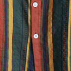 Detalhe da Camisa Vinser Ravena com estampa listrada vertical multicolorida e botões
