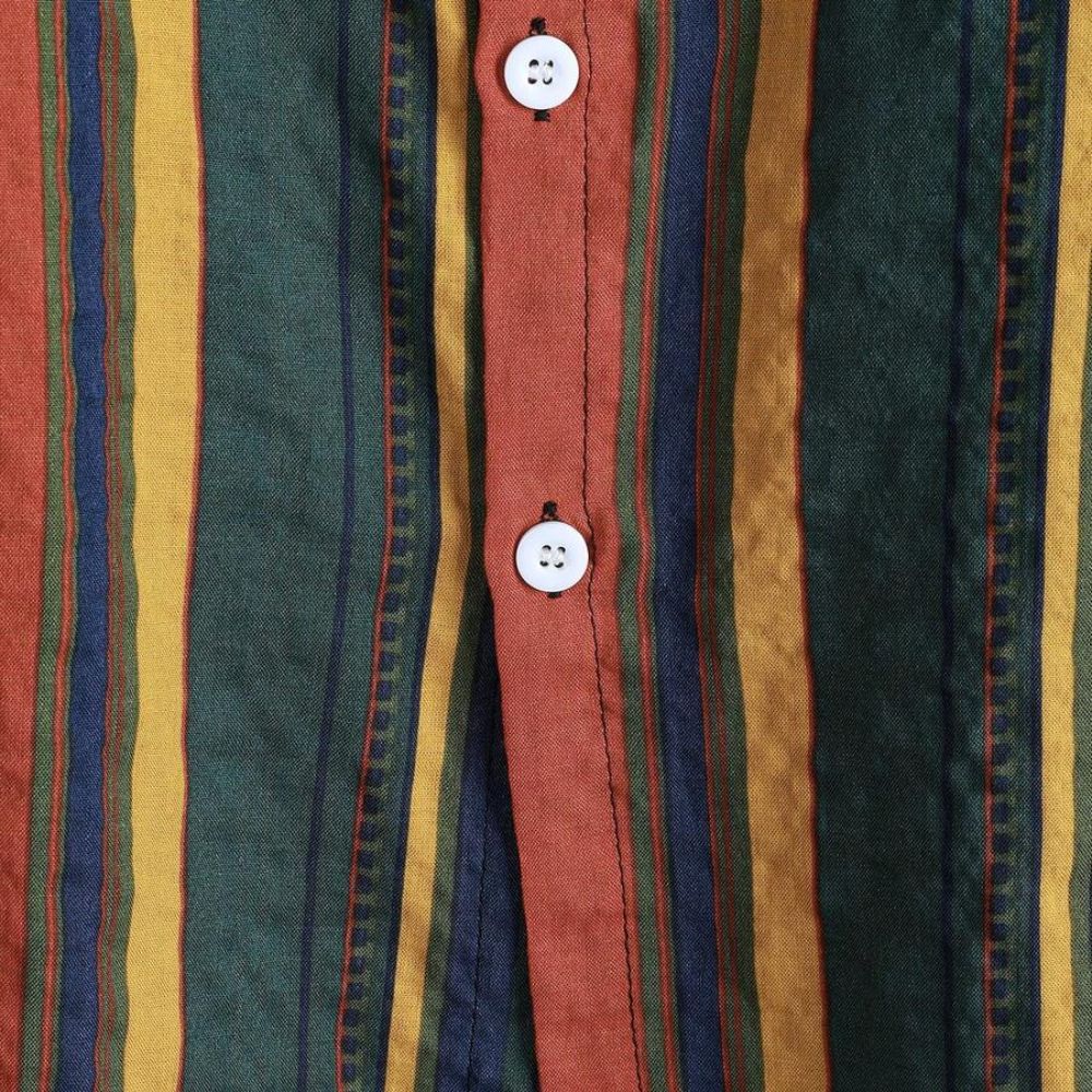 Detalhe da Camisa Vinser Ravena com estampa listrada vertical multicolorida e botões