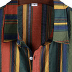 Detalhe da Camisa Vinser Ravena com estampa listrada multicolorida, gola e botões