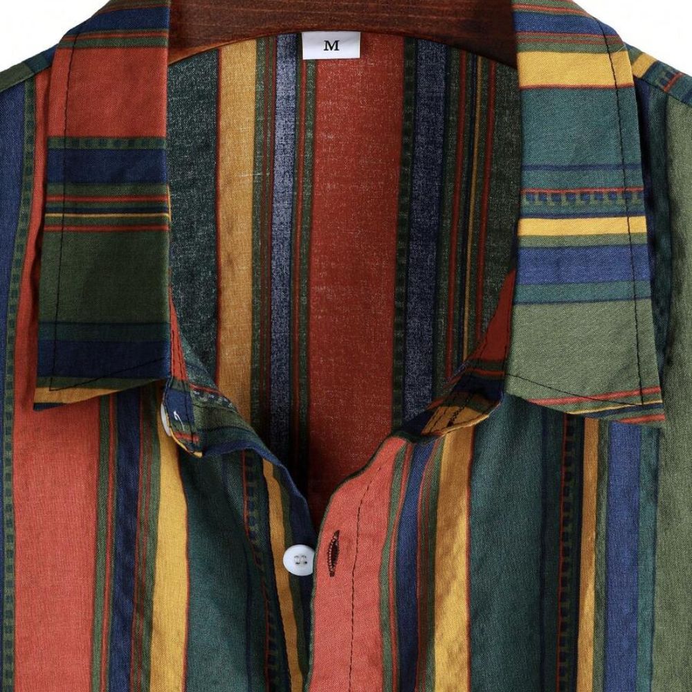 Detalhe da Camisa Vinser Ravena com estampa listrada multicolorida, gola e botões