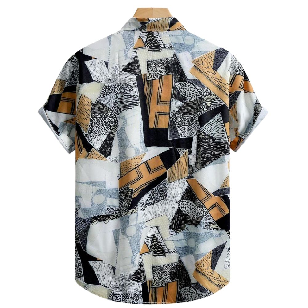 Camisa masculina Vinser Riviera Geo vista traseira, com estampa geométrica em tons de bege, preto, branco e cinza, manga curta, gola cubana e caimento leve.