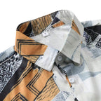 Detalhe da gola e da parte superior da Camisa Vinser Riviera Geo, com estampa geométrica em tons de bege, preto, branco e cinza, evidenciando o acabamento da gola e dos botões.