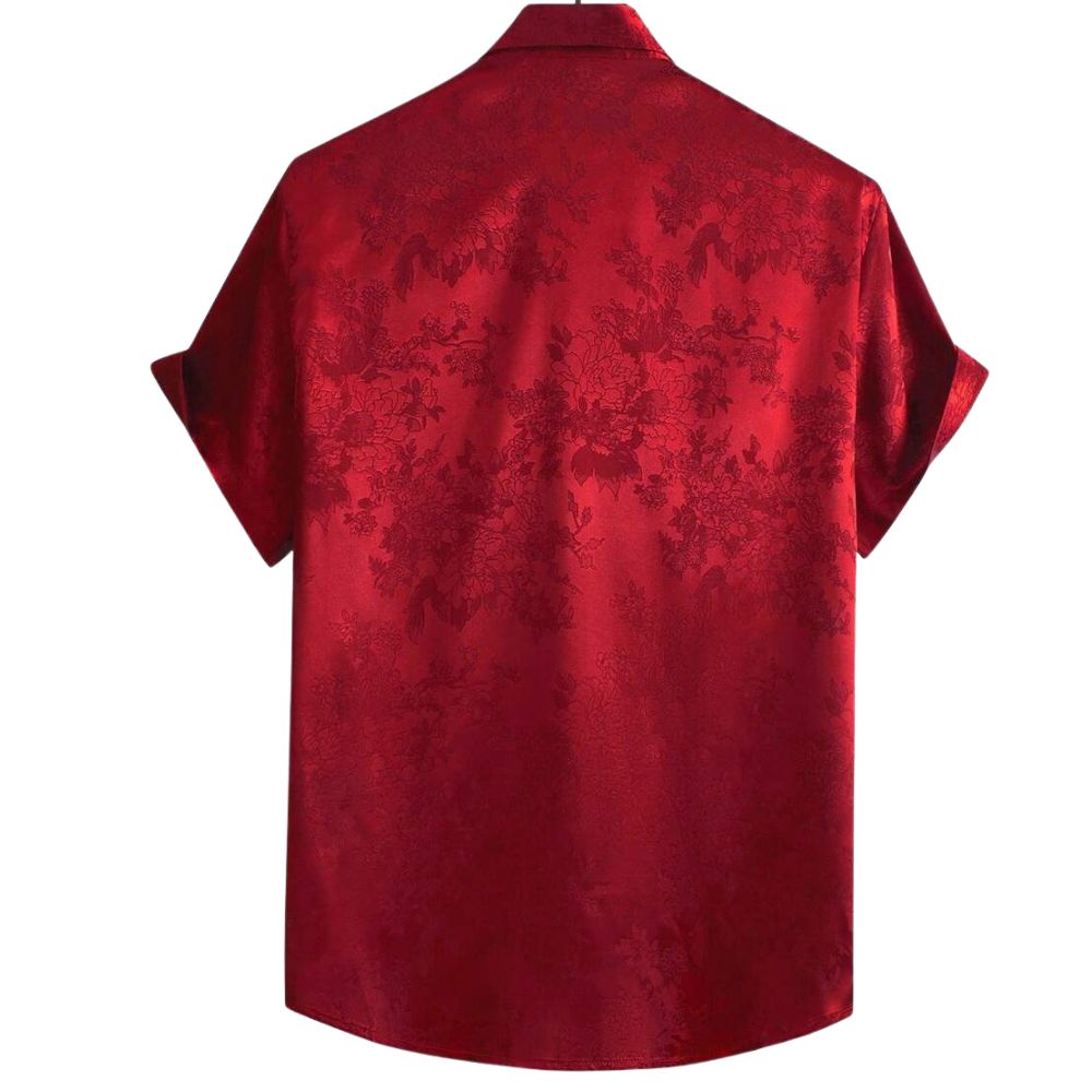 Camisa masculina Vinser Riviera vermelha, vista traseira, com manga curta e textura floral em relevo. Tecido leve, macio e respirável, com acabamento premium para um visual sofisticado e elegante.