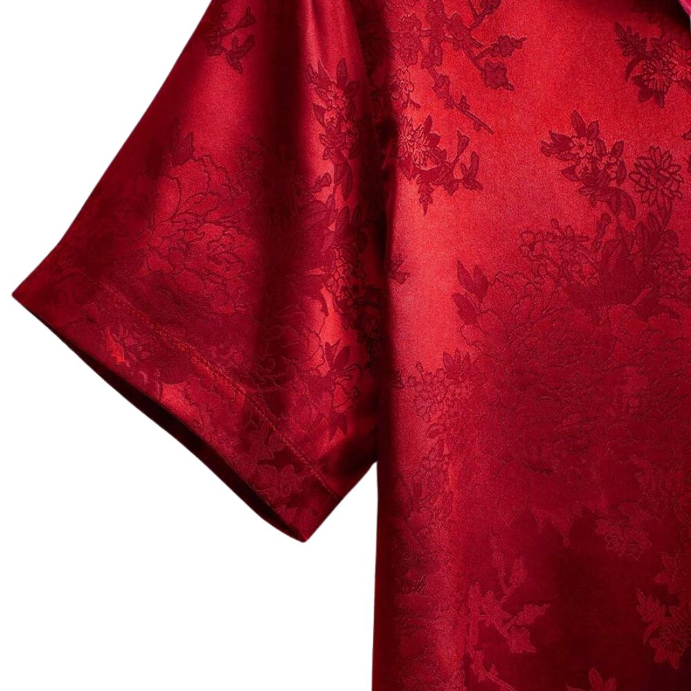 Detalhe da manga da camisa masculina Vinser Riviera vermelha com textura floral e acabamento premium