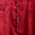 Detalhe do tecido da camisa masculina Vinser Riviera vermelha com textura floral acetinada em relevo e botões pretos. Tecido leve, macio, respirável e com acabamento premium para um visual sofisticado.