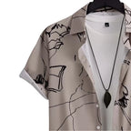 Detalhe da gola da Camisa Vinser Rota, destacando a estampa minimalista de traços artísticos em preto sobre fundo bege, além do acabamento refinado, botões e tecido leve.